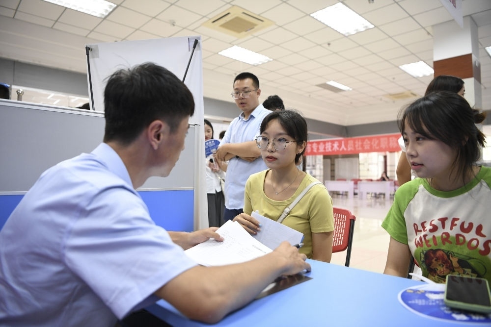 2023年7月29日，“揚(yáng)就業(yè)之帆，啟夢(mèng)想之旅”2023年寧夏（銀川）離校未就業(yè)高校畢業(yè)生招聘會(huì)在寧夏（銀川）人力資源服務(wù)產(chǎn)業(yè)園舉行。求職者（右）在招聘會(huì)現(xiàn)場(chǎng)與用人單位交流。新華社記者 馮開華 攝