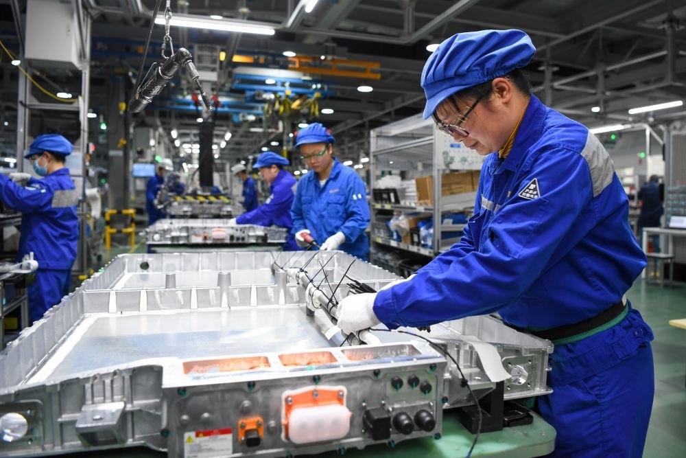 在位于江蘇常州溧陽(yáng)的上汽時(shí)代動(dòng)力電池系統(tǒng)有限公司，工人在車間進(jìn)行電池生產(chǎn)（2023年2月16日攝）。常州市擁有鋰電池電芯及配套生產(chǎn)企業(yè)120余家，動(dòng)力電池產(chǎn)業(yè)2022年實(shí)現(xiàn)產(chǎn)值超1700億元。新華社記者 李博 攝