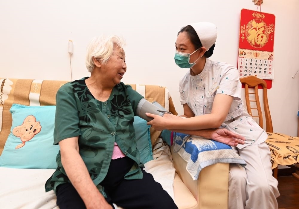 河北廊坊三河市燕達(dá)金色年華健康養(yǎng)護(hù)中心醫(yī)務(wù)人員為入住老人測(cè)量血壓（2023年7月20日攝）。新華社記者 朱旭東 攝