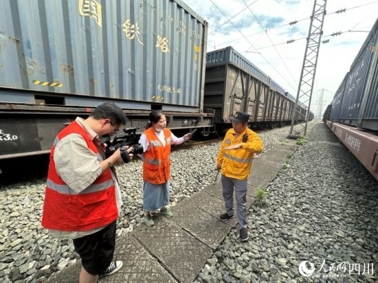 記者采訪中歐班列（成都）首發(fā)班列“專檢小組”組長劉偉。人民網(wǎng)記者 王波攝