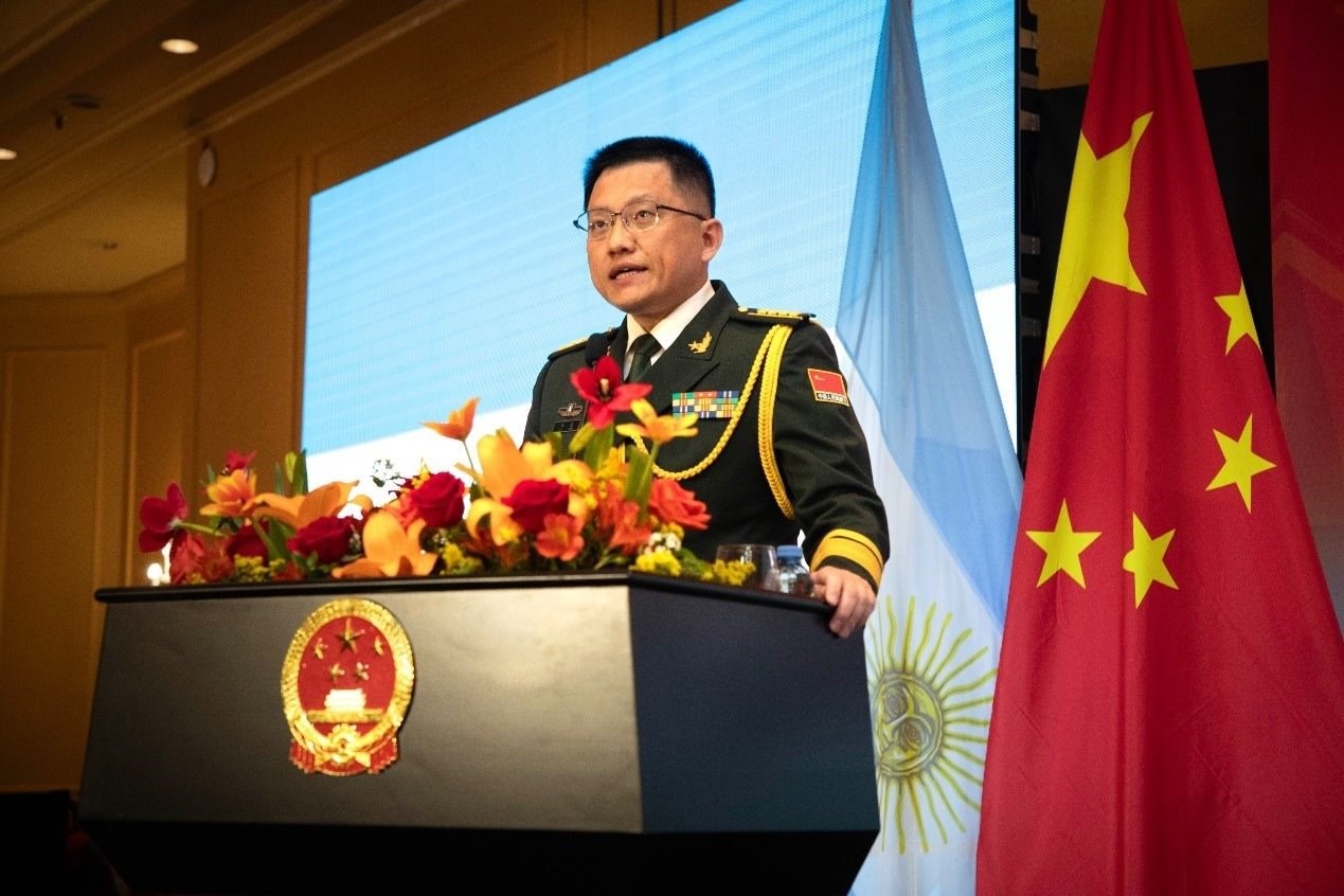 中國駐阿根廷大使館武官劉淼大校致辭。中國駐阿根廷大使館供圖