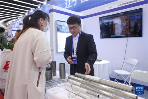 4月8日，參展商在2023中國中小企業(yè)發(fā)展大會“專精特新”中小企業(yè)展覽會上向觀眾介紹產品。新華社記者 龍雷 攝