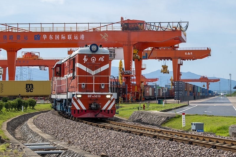 △2023年7月25日，在浙江省金華市華東國際聯(lián)運(yùn)港，一輛“義新歐”中歐班列裝載著110個(gè)標(biāo)箱日用百貨、家用電器、家裝材料等貨物，啟程駛向哈薩克斯坦。