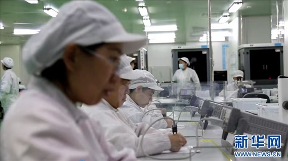 工人在大連達利凱普科技股份公司生產車間工作。新華網發(fā)