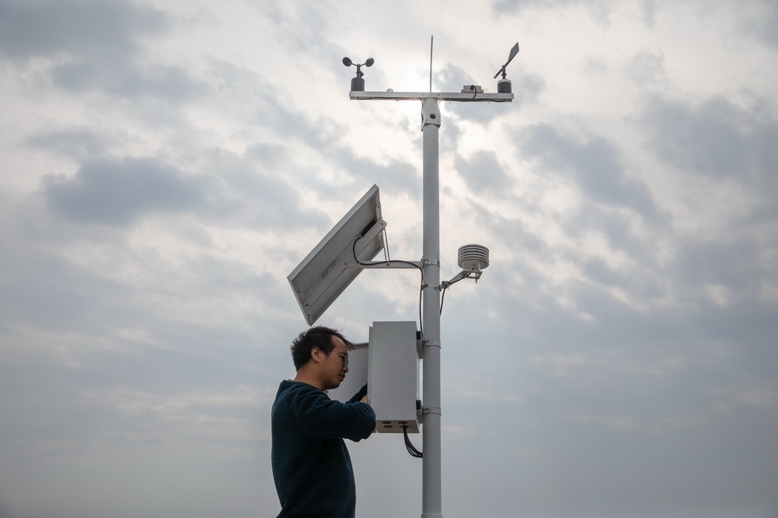 在北大荒集團(tuán)閆家崗農(nóng)場(chǎng)有限公司農(nóng)業(yè)現(xiàn)代化示范區(qū)，工作人員在調(diào)試氣象設(shè)備（4月27日攝）。新華社記者 張濤 攝