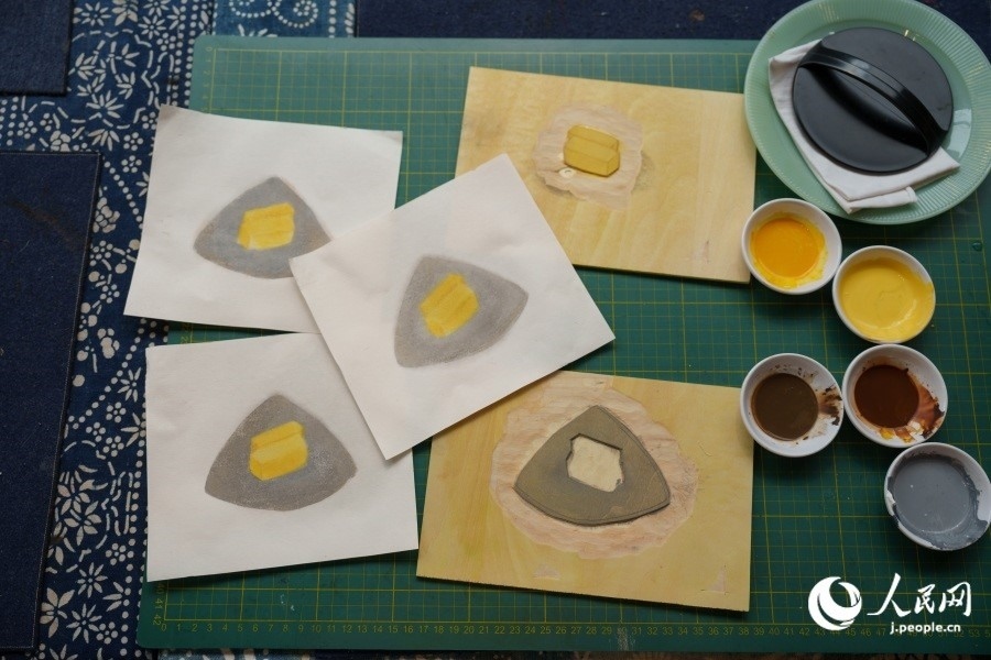 圖為丁未堂創(chuàng)作的木版畫及木版。人民網(wǎng)記者 張若涵攝