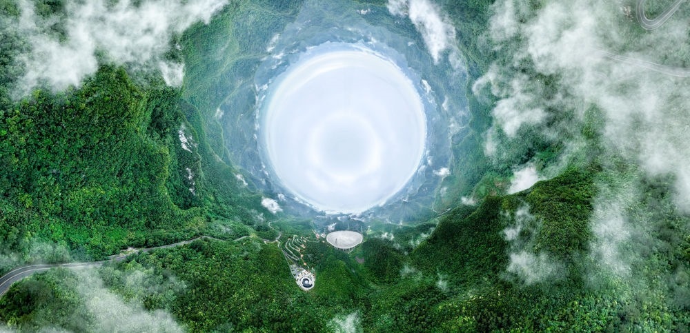 6月22日拍攝的“中國天眼”全景（維護(hù)保養(yǎng)期間拍攝，無人機(jī)全景拼接照片）。新華社記者 歐東衢 攝