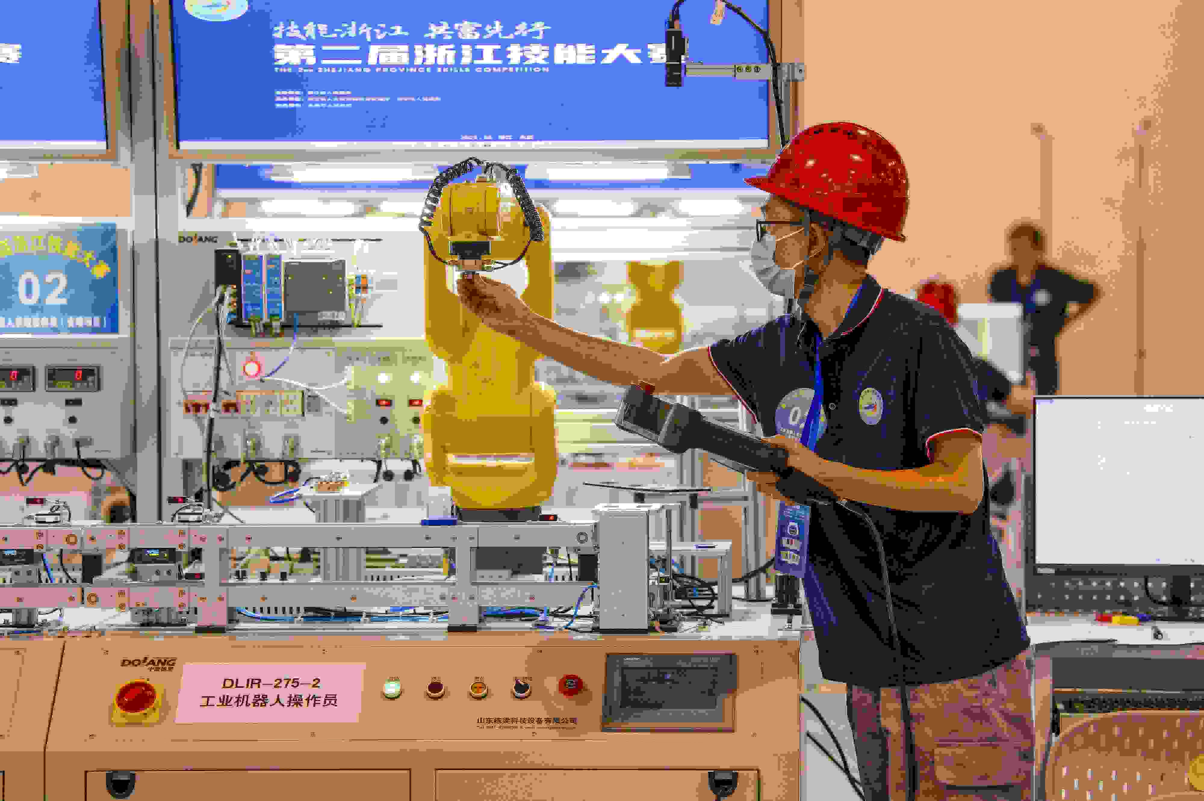 2023年6月19日，第二屆浙江技能大賽在永康市國際會展中心舉行。參賽選手在進行工業(yè)機器人系統(tǒng)操作員項目比賽。