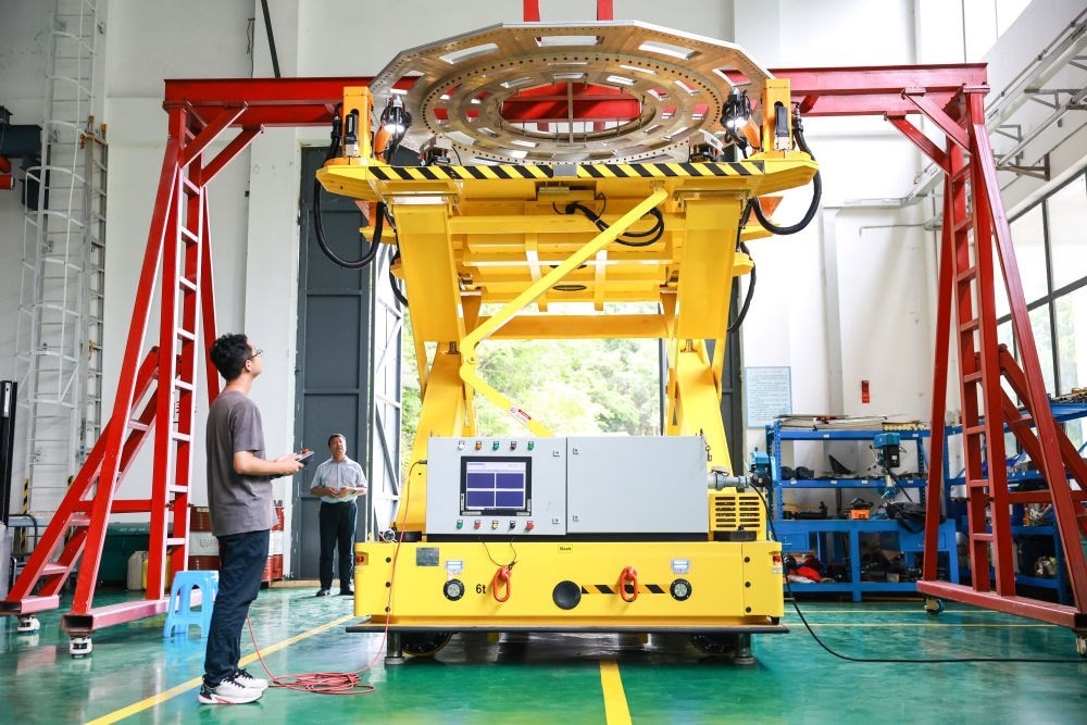 7月26日，工作人員在調(diào)試饋源接收機(jī)拆裝機(jī)器人。新華社記者 歐東衢 攝