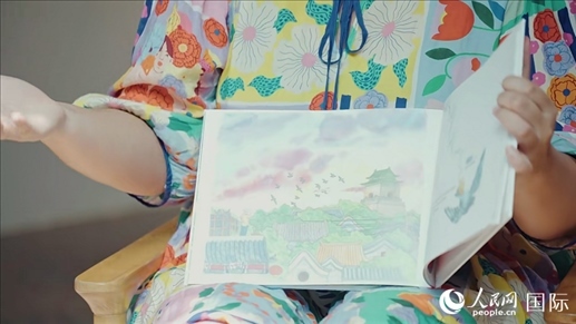 柳芭向人民網(wǎng)記者展示自己的作品。人民網(wǎng) 張若涵攝