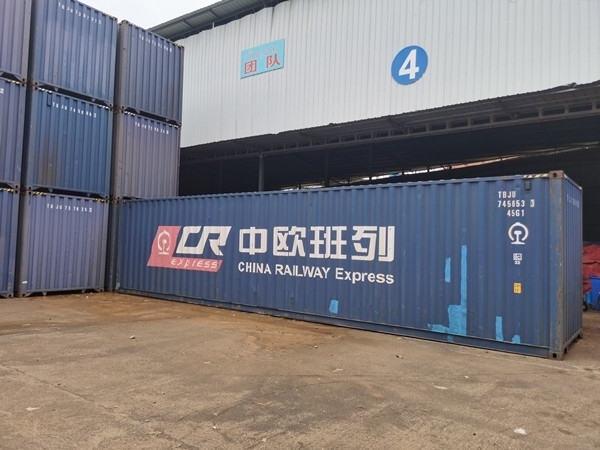 即將以“中老鐵路+中歐班列”模式過境運輸?shù)募b箱。朱益孝攝