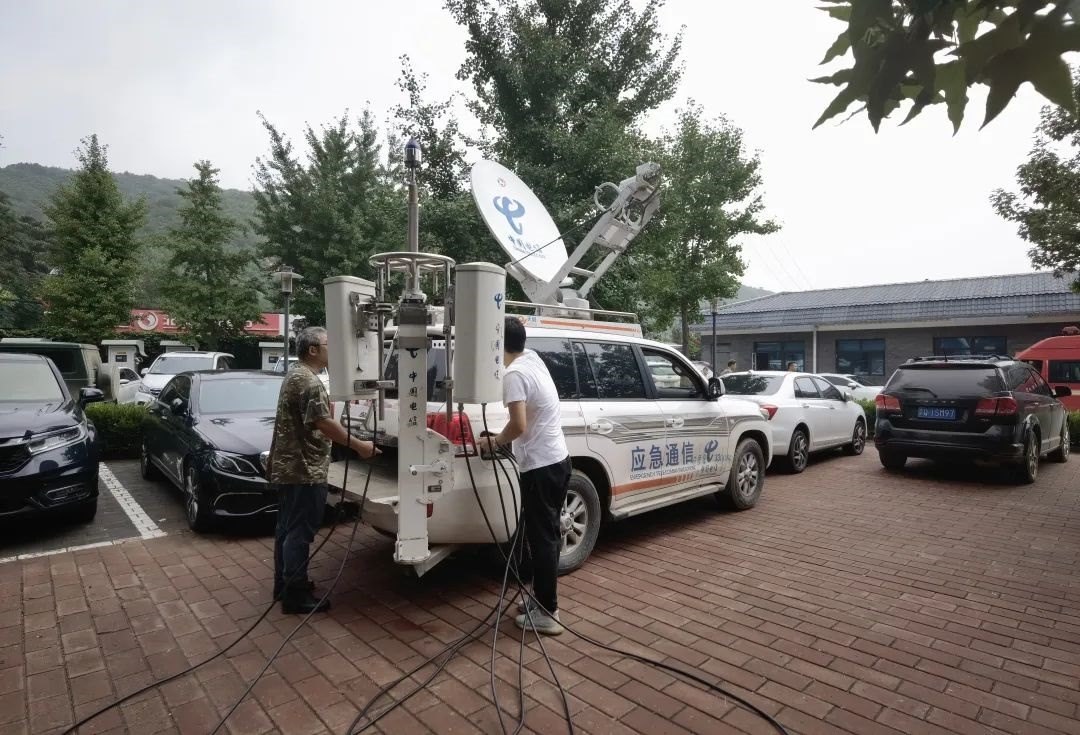 工作人員正在進(jìn)行通信搶修。 受訪者供圖