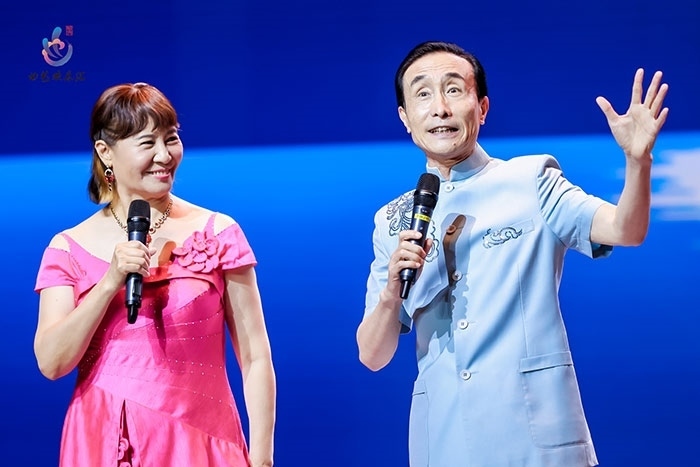 小品表演藝術(shù)家鞏漢林、金珠在演出現(xiàn)場。主辦方供圖