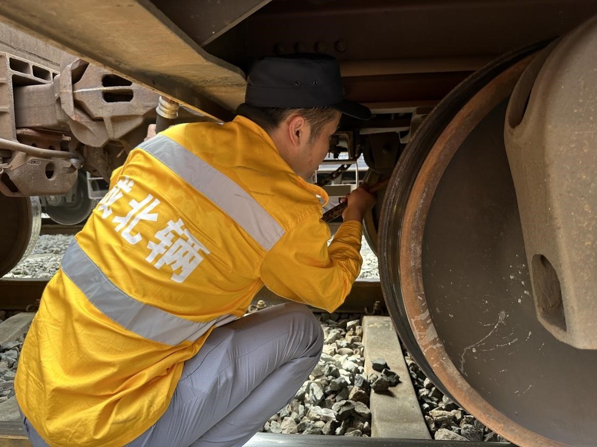 劉偉在進行列車檢查工作。人民網(wǎng) 王紹紹攝