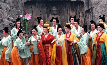 演員在洛陽龍門石窟景區(qū)禮佛臺(tái)演繹《文昭皇后禮佛圖》（2021年4月25日攝）李安攝 / 本刊