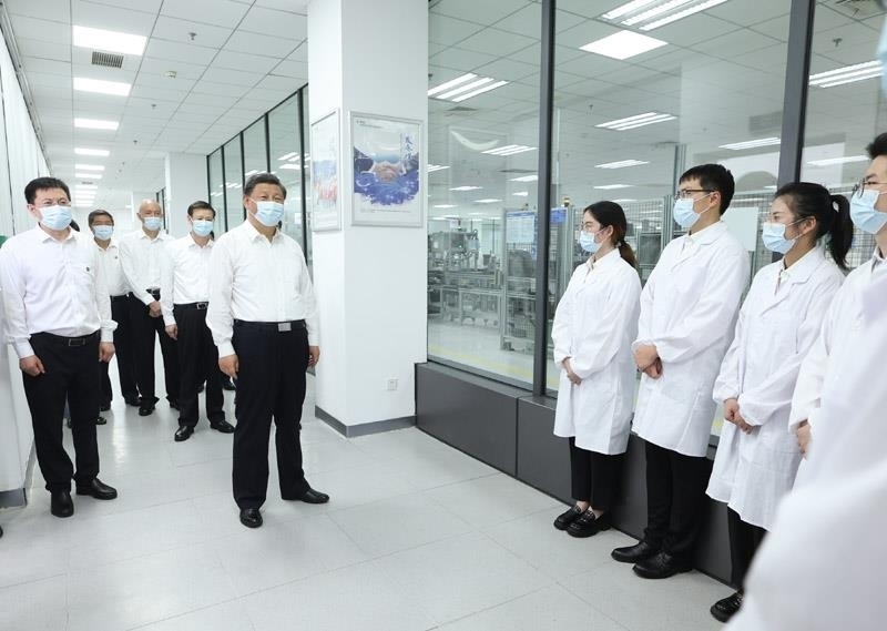 2023年7月6日，習(xí)近平總書(shū)記在江蘇南京市考察南瑞集團(tuán)有限公司，同年輕研發(fā)人員親切交流。