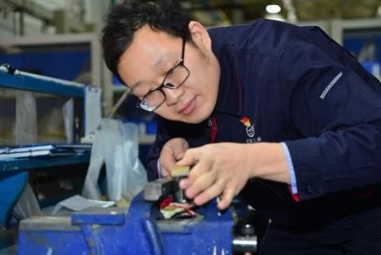 工作中的方文墨。航空工業(yè)沈飛供圖