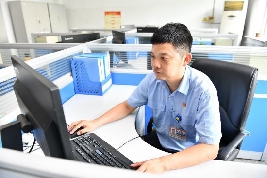 工作中的康凱。航空工業(yè)沈飛供圖