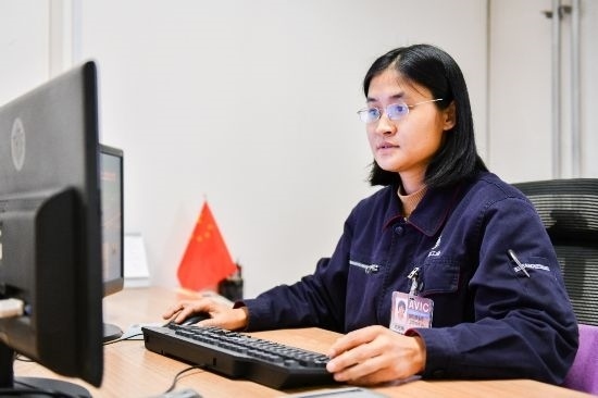 工作中的劉艷梅。航空工業(yè)沈飛供圖