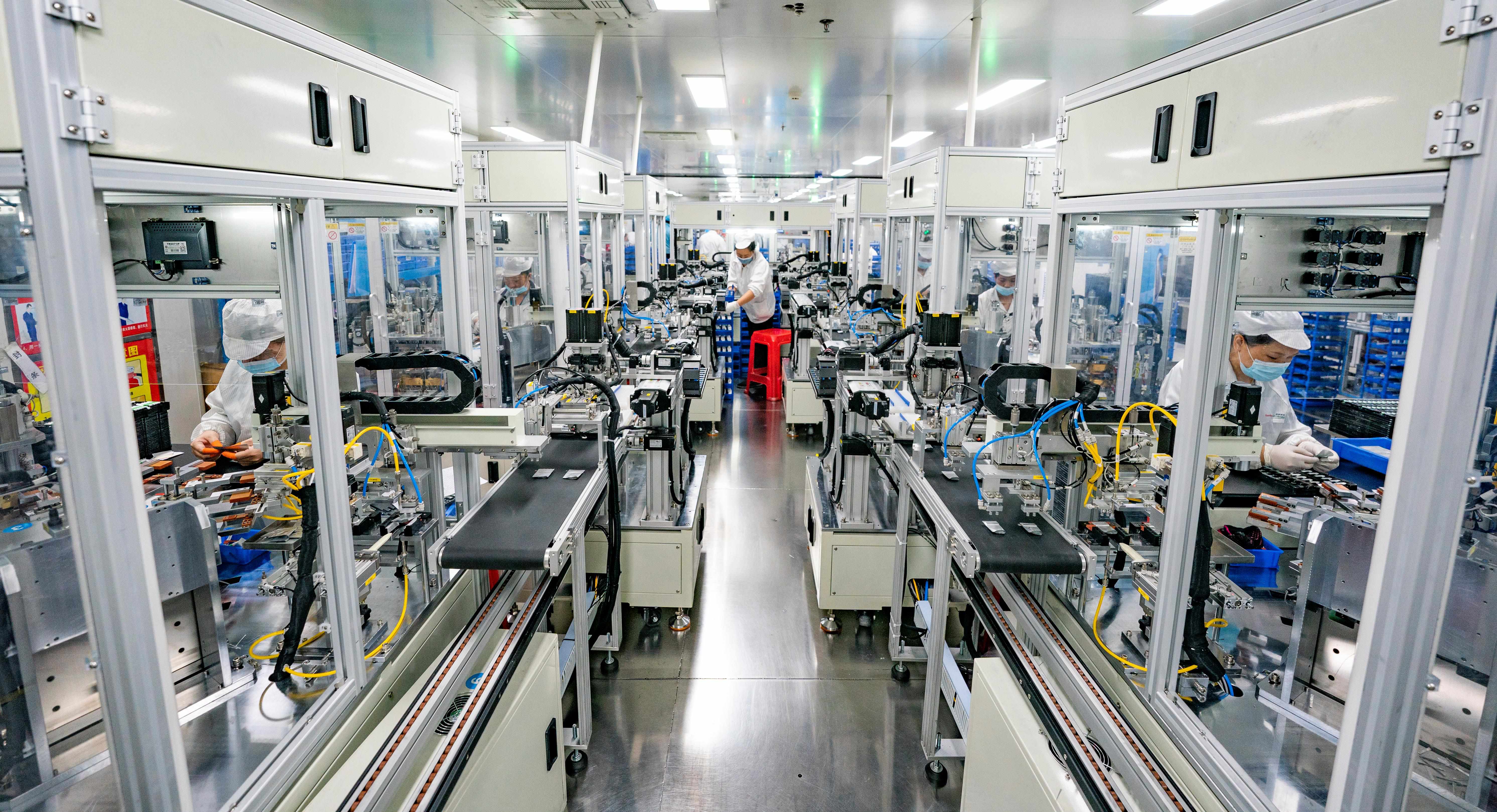 2023年5月17日，江西新余一家電子公司生產(chǎn)車(chē)間內(nèi)，技術(shù)工人在鋰電池生產(chǎn)線(xiàn)忙于趕制訂單產(chǎn)品。