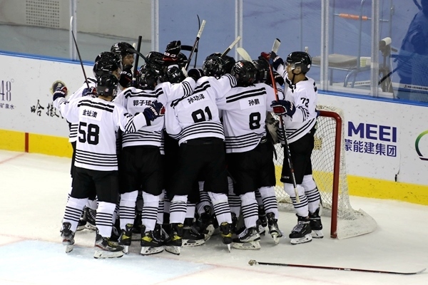 內(nèi)蒙古隊球員慶祝比賽勝利。人民網(wǎng)記者 胡雪蓉攝