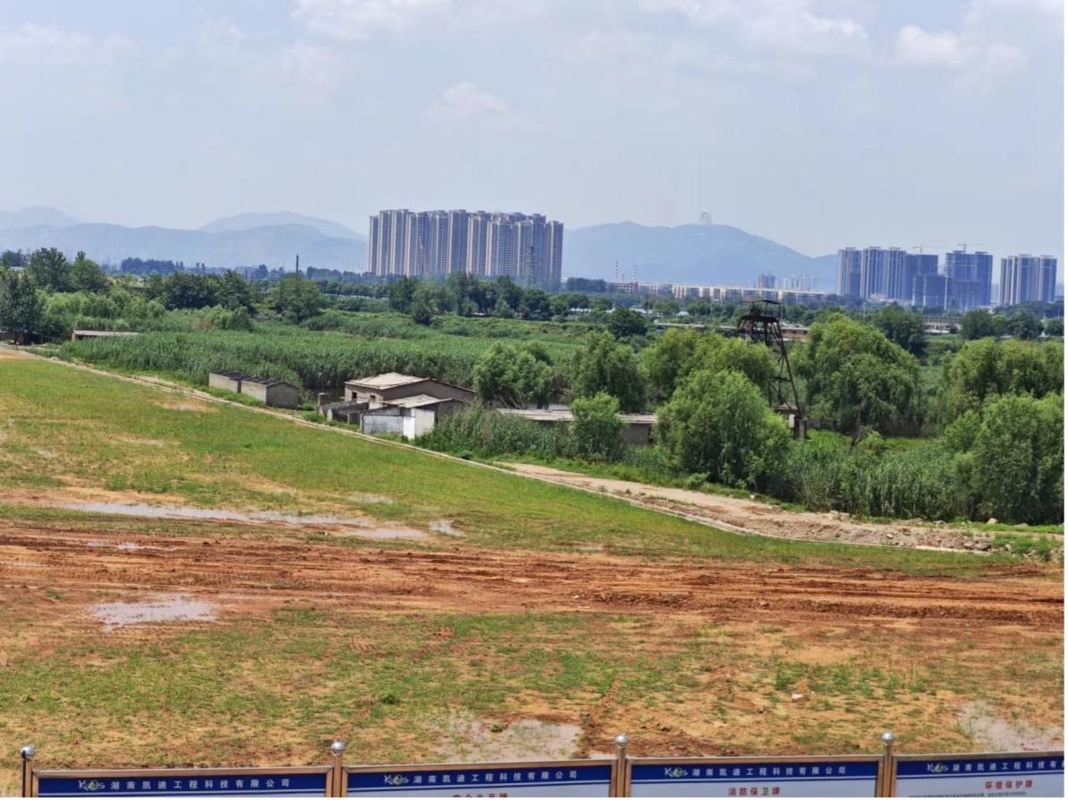 完全淹沒區(qū)（左）和部分淹沒區(qū)（右）分界。 人民網(wǎng)記者 黃鈺攝