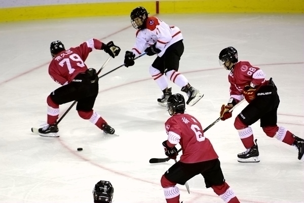 重慶隊(duì)球員常久遠(yuǎn)(左)與陜西隊(duì)球員呂知宜拼搶。人民網(wǎng)記者 胡雪蓉?cái)z