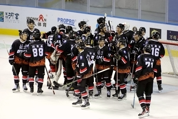 北京隊(duì)?wèi)c祝奪冠。人民網(wǎng)記者 胡雪蓉?cái)z