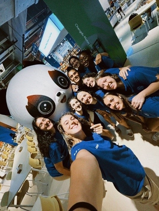 葡萄牙女籃隊(duì)員在成都大運(yùn)村自拍。 受訪者供圖