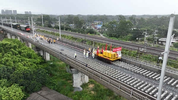 防東鐵路鋪軌現(xiàn)場航拍。