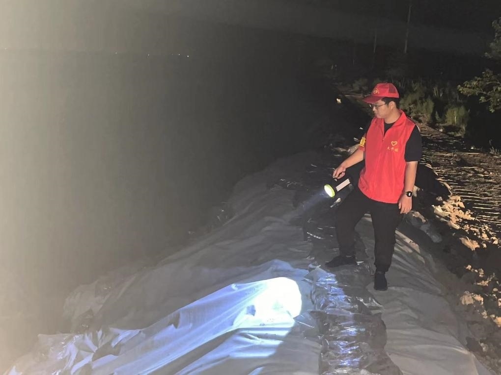 太平鎮(zhèn)干部晚上巡查南小埝。（采訪對(duì)象供圖）