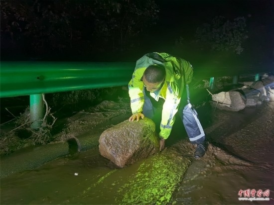 7月31日，張涿高速，高速交警涿鹿大隊(duì)民警清理山體滑坡路面落石。