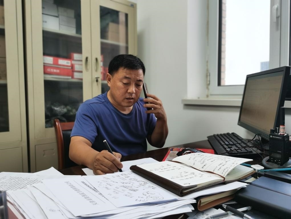 曾田榮正在辦公室內(nèi)工作。新華社記者 孫凡越 攝