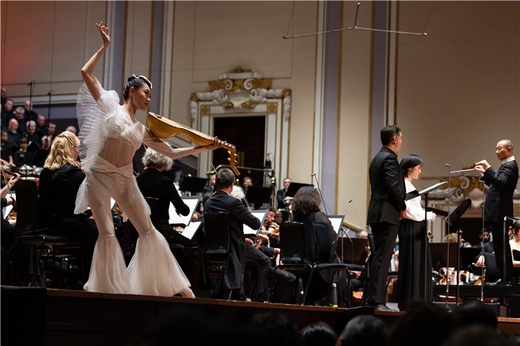 圖8月5日，2023愛丁堡國際藝術(shù)節(jié)開幕式音樂會(huì)《慈悲頌》的演出現(xiàn)場(chǎng)。藝術(shù)節(jié)組委會(huì)供圖