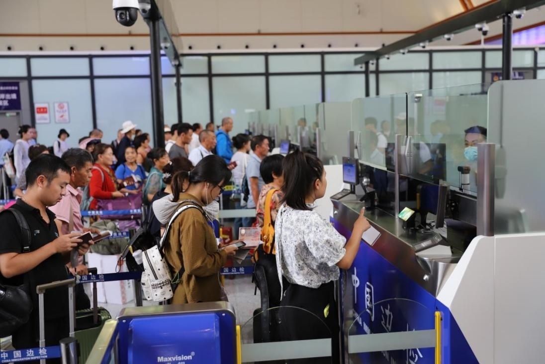出境旅客在辦理通關(guān)手續(xù)。人民網(wǎng)記者 李發(fā)興攝