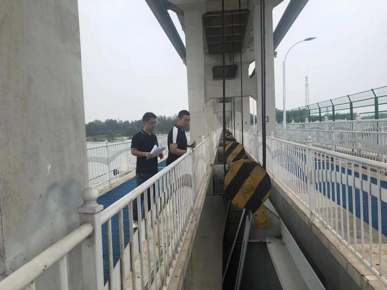 海委海河下游管理局獨流減河進洪閘管理處工作人員檢查水閘閘門啟閉機。受訪者供圖