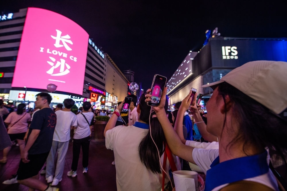  游客在長沙市天心區(qū)黃興路步行街打卡、拍照（6月7日攝）。新華社記者 陳思汗 攝