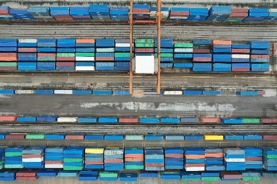 在廣州東部公鐵聯(lián)運(yùn)樞紐（增城西站），工作人員在進(jìn)行集裝箱轉(zhuǎn)運(yùn)工作。廣州交通投資集團(tuán)有限公司供圖