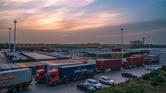 石家莊國際陸港內(nèi)整裝待發(fā)的集裝箱。 石家莊國際陸港供圖