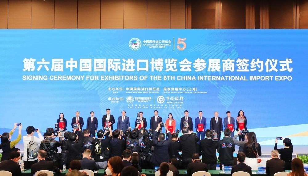 2022年11月6日，2022年中國(guó)國(guó)際進(jìn)口博覽會(huì)參展商聯(lián)盟大會(huì)在上海舉行。這是在大會(huì)期間進(jìn)行的第六屆進(jìn)博會(huì)參展商簽約儀式。新華社記者 方喆 攝