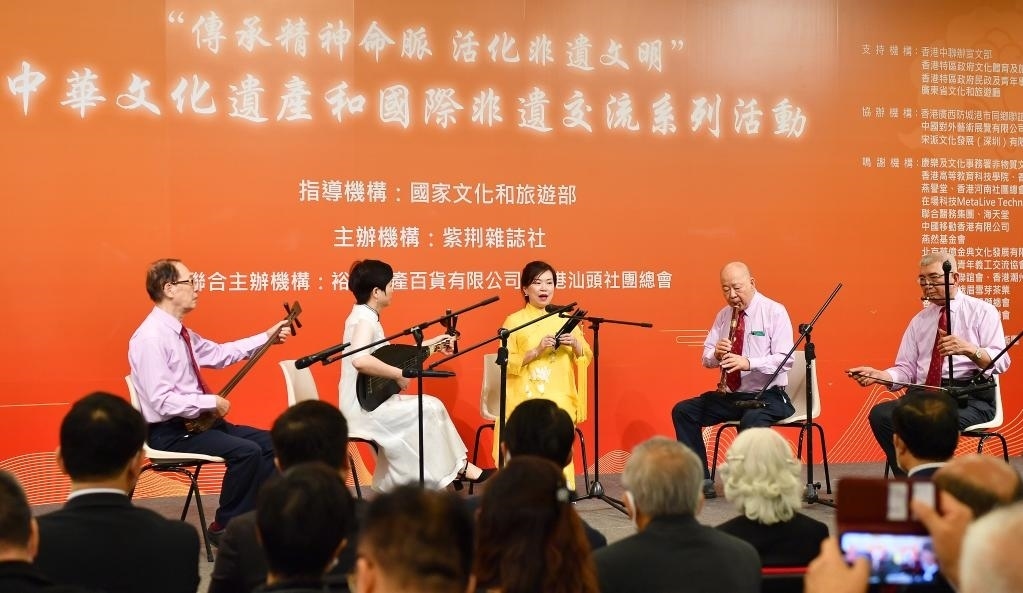 2022年11月23日，演員在“傳承精神命脈 活化非遺文明”中華文化遺產(chǎn)和國際非遺交流系列活動開幕式上表演非遺項目南音《滿空飛》。新華社記者 陳鐸 攝