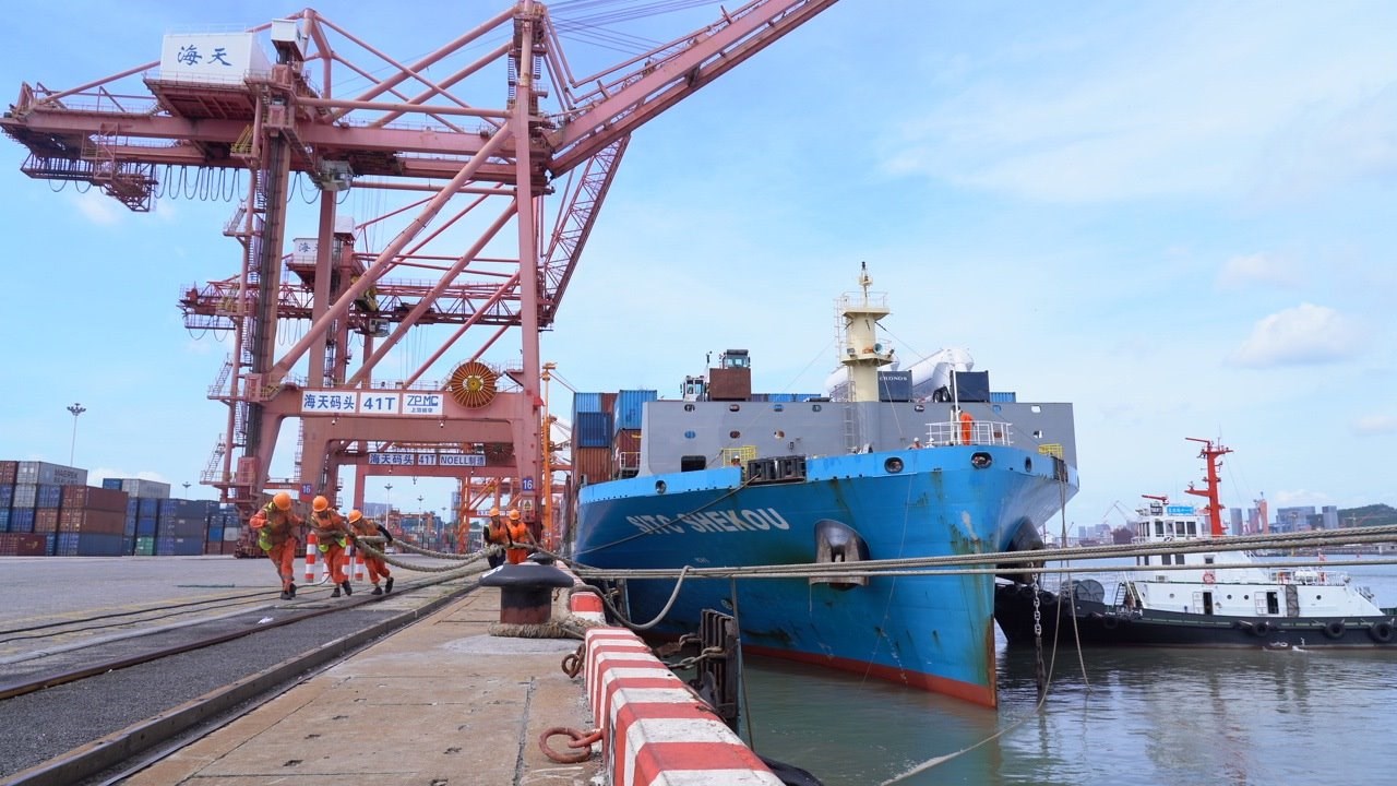 7月22日上午，“絲路海運”電商快線“海豐蛇口”輪?？繌B門海天碼頭12號泊位裝卸集裝箱貨物。人民網(wǎng)記者 蘭志飛攝