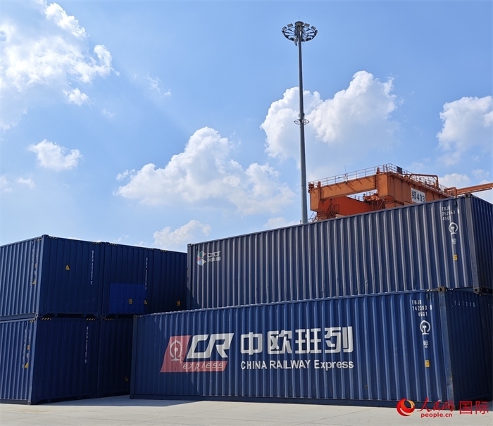 8月3日，中歐班列（中豫號）集裝箱在鄭州車站海關(guān)等候查驗。人民網(wǎng) 崔譯戈攝