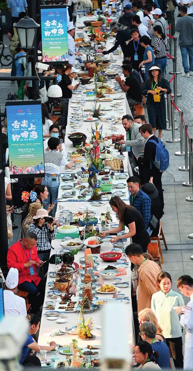 市民和游客在寧波舉辦的第三屆中國—中東歐國家博覽會暨國際消費品博覽會上品嘗融合中國和中東歐美食的長桌宴（2023年5月15日攝）。黃宗治攝/本刊