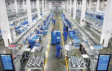 在位于浙江省臺州市的杰克科技股份有限公司，工作人員在裝配車間裝配縫紉機（2023年3月23日攝）。翁忻旸攝/本刊