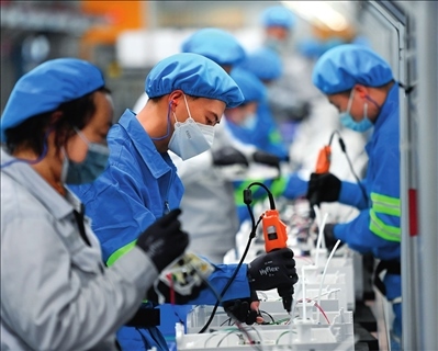 工人在浙江沁園水處理科技有限公司生產(chǎn)車間組裝家用凈水產(chǎn)品（2023年3月22日攝）。黃宗治攝/本刊