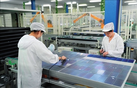 在浙江省臺州市黃巖區(qū)省級專精特新“小巨人”企業(yè)浙江公元新能源科技股份有限公司，工作人員生產(chǎn)太陽能電池組（2023年8月9日攝）。翁忻旸攝/本刊