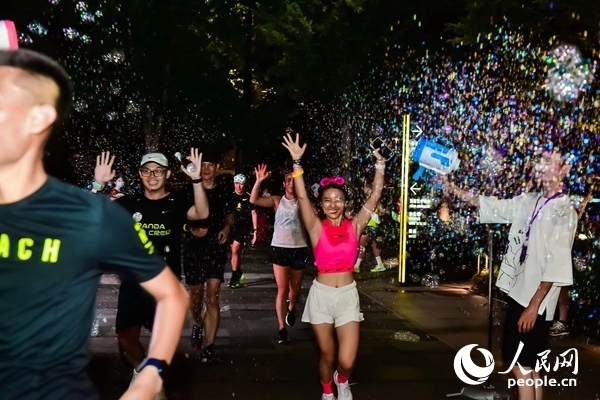 運(yùn)動(dòng)愛好者參加上海外灘楓徑NIKE熒光跑。圖片由BFC外灘金融中心提供