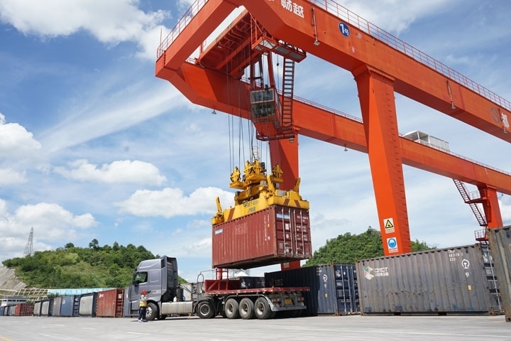 在貴陽(yáng)國(guó)際陸港，正在作業(yè)的龍門吊。貴陽(yáng)綜保區(qū)供圖