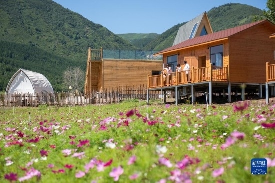 8月12日，游客在寧夏固原市涇源縣大灣鄉(xiāng)楊嶺村的民宿聊天。新華社記者 李旭倫 攝